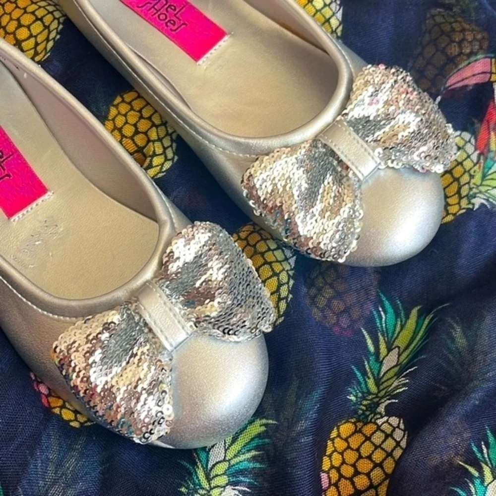 Brand New Rachel Shoes Gabriella Slip On Silver Flats Sequin Bows Round Toe